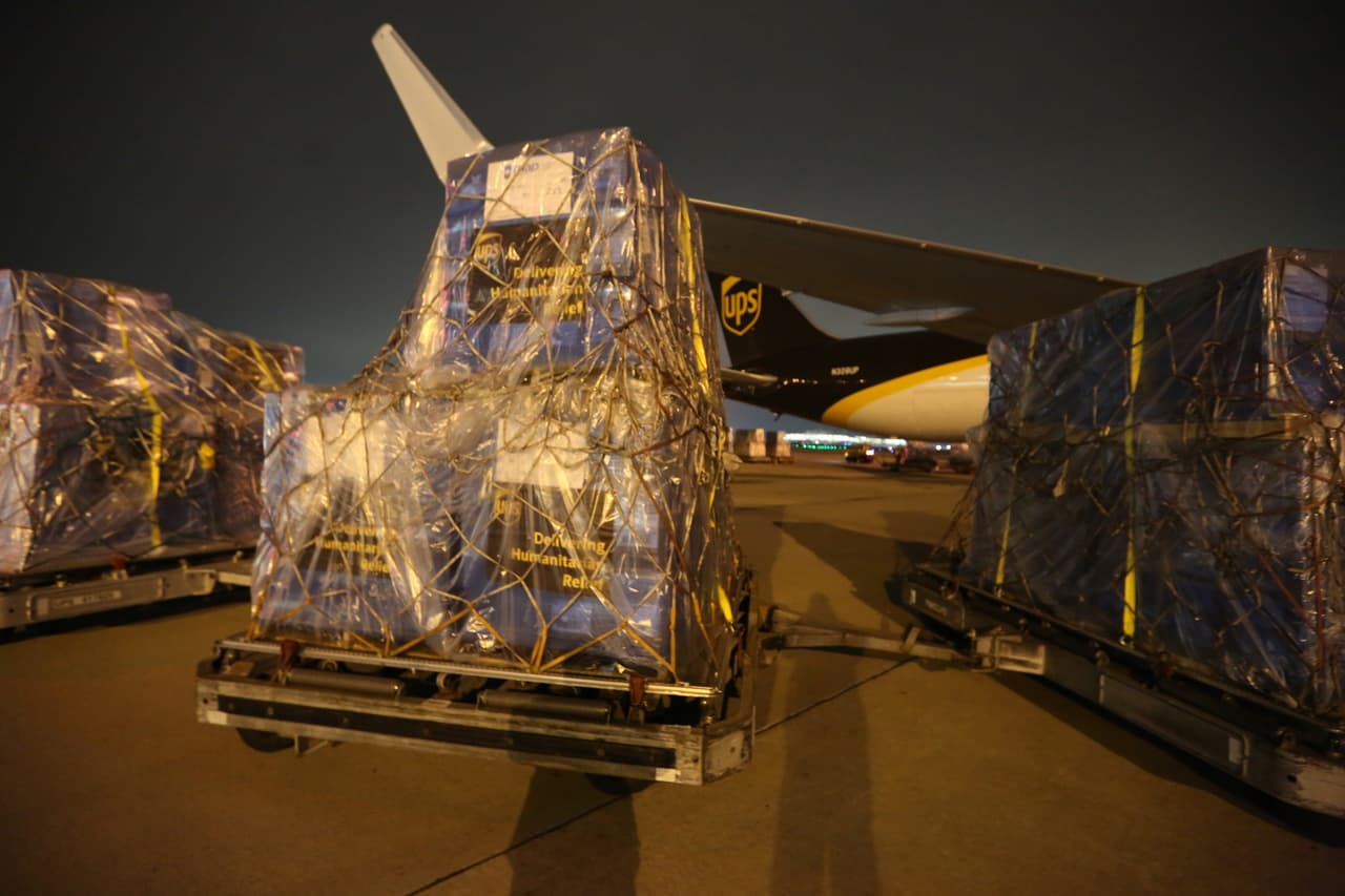 El cargamento incluye 2 millones de mascarillas respiratorias, 11,000 trajes protectores y 280,000 guantes.