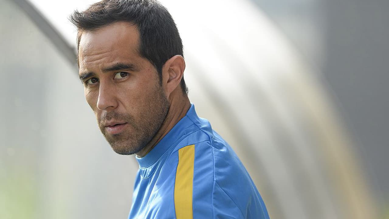 Claudio Bravo le pega al Barça y dice que “funciona como un equipo pequeñito”