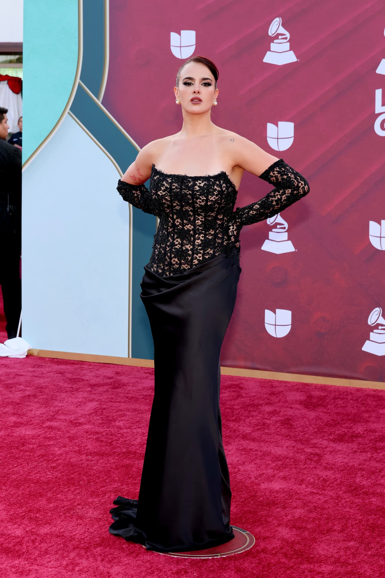 <b>Gala Montes</b>
<br>
<br>La actriz se enfundó en un ‘total look’ negro, que consistió en un vestido de encaje con una falda asimétrica y unos guantes de ópera a juego.