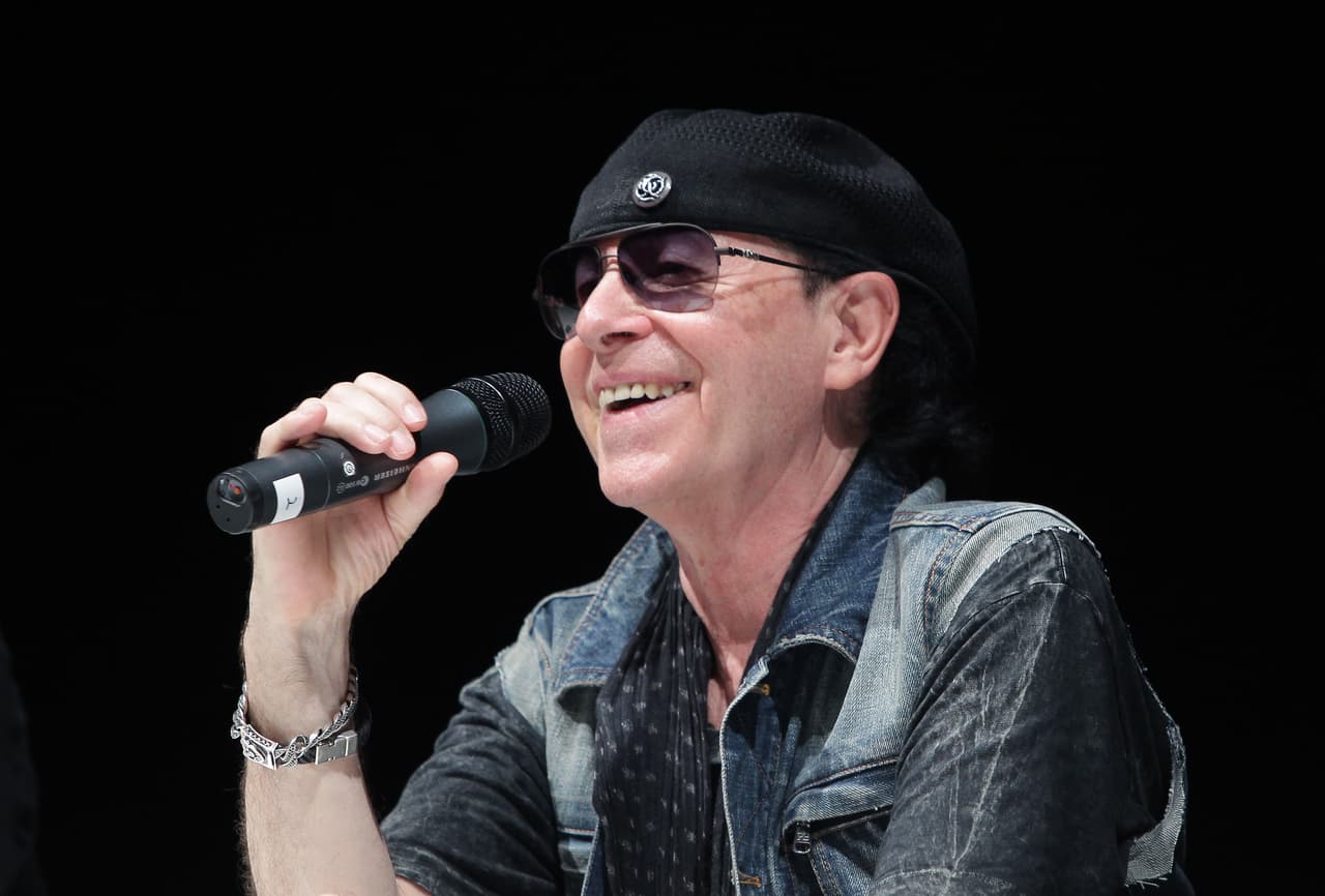 ¿Quién no recuerda la canción malograda canción 
<i>Aún Te Amo</i> de Scorpions
<i>?</i>
