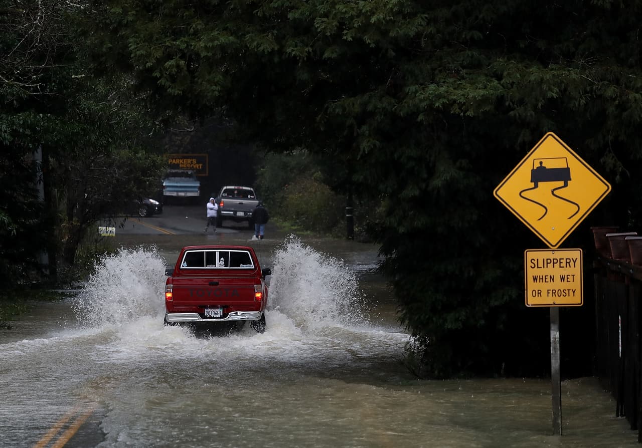 Una nueva serie de tormentas está trayendo fuertes lluvias e inundaciones a varios poblados como Guerneville y Forestville en el norte de California unos días después de que la lluvia y las tormentas de nieve golpearon la región trayendo una gran cantidad de agua que beneficiaría a California, un estado severamente afectado por la sequía.