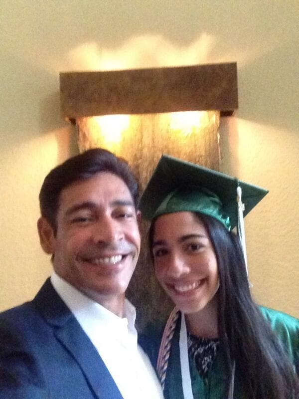 Johnny no podría estar más orgulloso de su princesa ¡es el día de su graduación!.