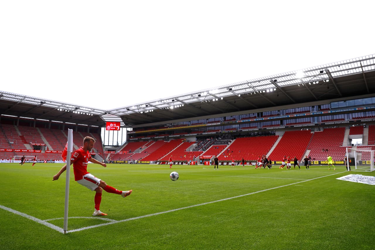 Tremenda postal de un estadio desolado en el cobro desde la esquina por parte de Daniel Brosinski.
