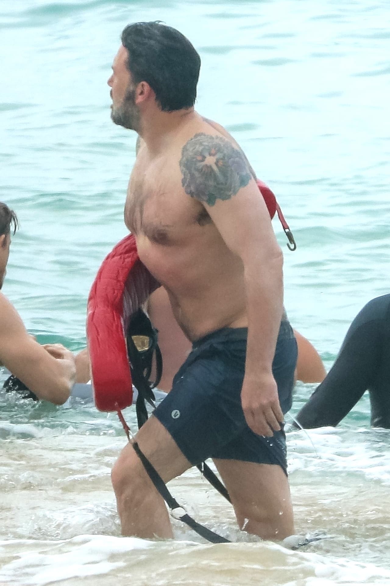 Otro de los tatuajes característicos de Affleck es la cruz rodeada de flores que tiene en el hombro izquierdo.