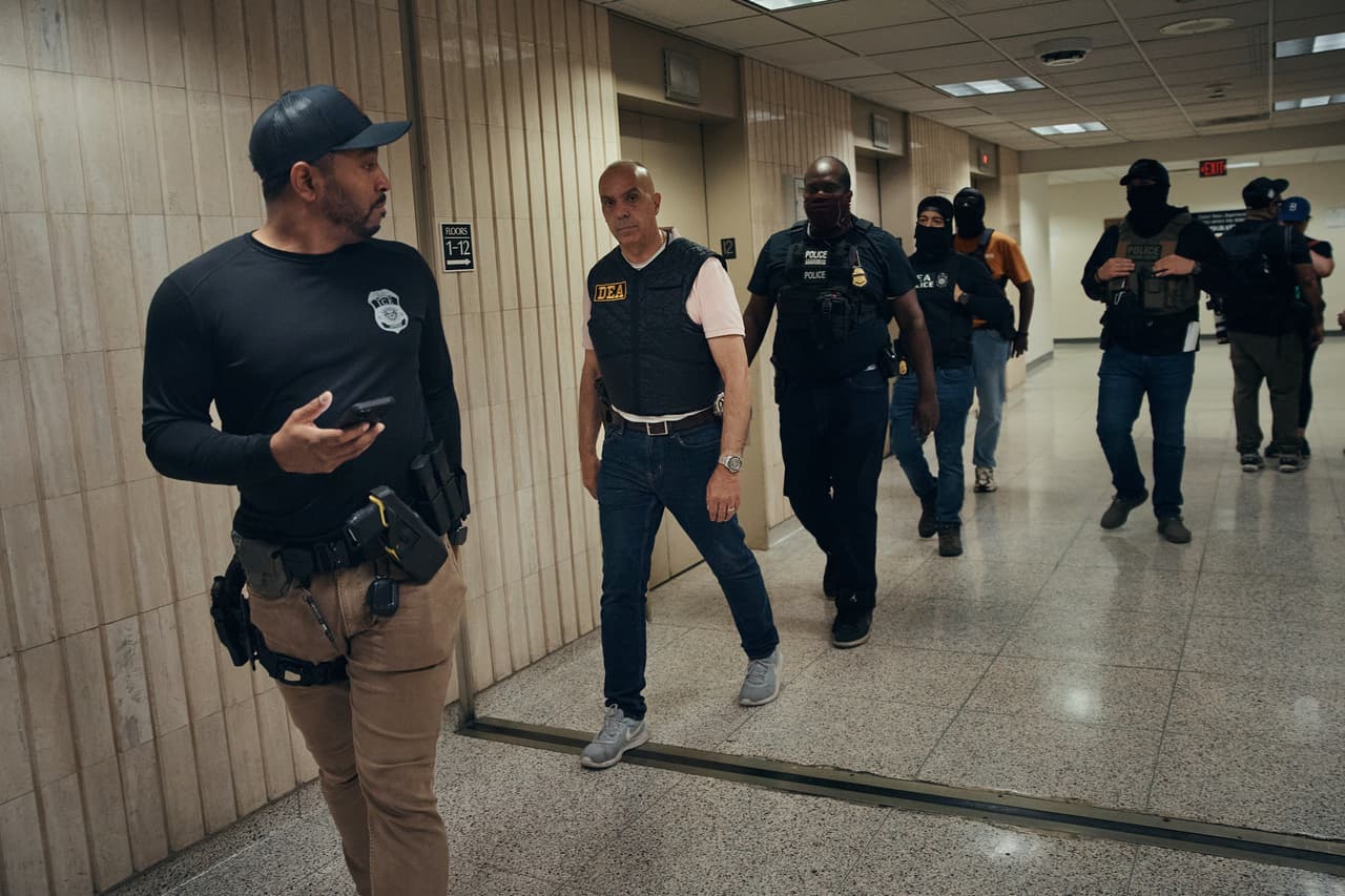 NEW YORK, NEW YORK - JUNE 11: Federal agents arrive to search and detain migrants during immigration hearings inside the Jacob K. Javits Federal Building on June 11, 2025 in New York City. Federal agents are arresting immigrants during mandatory check-ins, as ICE ramps up enforcement following immigration court hearings. The Trump administration has ordered officials to increase detentions to 3,000 migrants per day. (Photo by Andres Kudacki/Getty Images)
