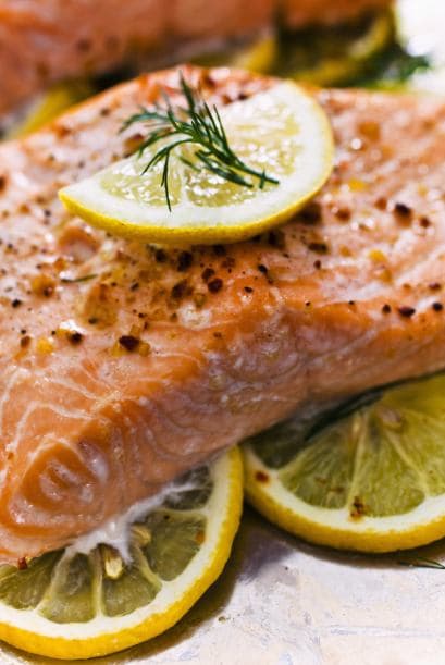 Cocina el pescado al horno, sobre una tabla de cedro previamente humedecida, para que no se prenda fuego durante la cocción.