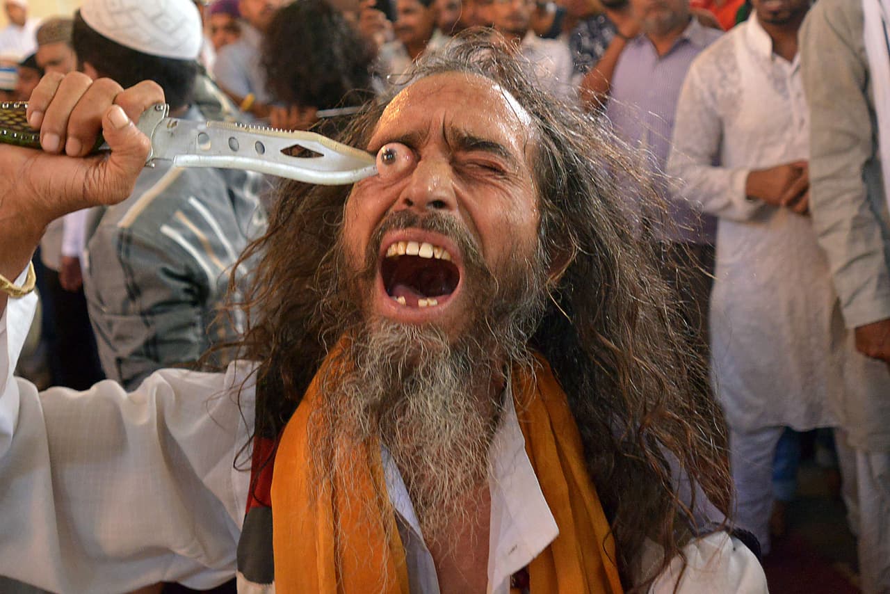 Un musulmán se pone un cuchillo en el ojo durante el Festival Urs festival en Ajmer, India, el 14 de abril de 2016.