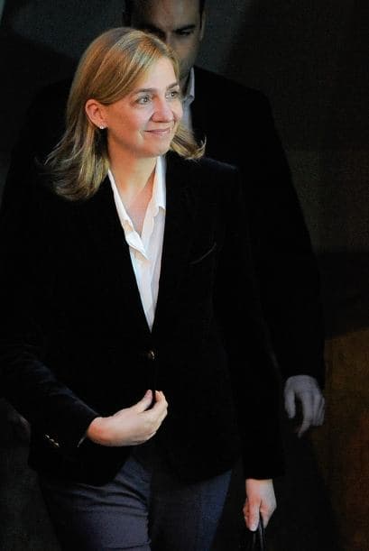 La infanta Cristina explicó durante seis horas y media de declaración judicial por el caso Nóos que se desentendió de la gestión de Aizoon, la empresa que creó al 50 % con Iñaki Urdangarin, porque confiaba plenamente en su marido, informaron fuentes jurídicas. La infanta se desligó de la administración de la sociedad familiar y aseguró que no participó en ninguna actividad del Instituto Nóos, la entidad a través de la cual Urdangarin presuntamente malversó fondos públicos. Durante el detallado interrogatorio de Castro, el primer juez que ha imputado a un miembro de la Familia Real española, la infanta admitió que hizo gastos personales con la tarjeta de crédito de Aizoon, porque entendía que no era ilegal y ha detallado que dispone de tres o cuatro tarjetas de esa clase, negando que ella o su marido tengan ninguna cuenta en paraísos fiscales y que el motivo de su presencia en la empresa que compartía con su marido fuese actuar de escudo ante Hacienda, algo que hubiera rechazado por principios. También aseguró que cuando el asesor del Rey José Manuel Romero le pidió en 2006 a Urdangarin que abandonara el Instituto Nóos, ella entendió que se trataba de evitar la mala imagen que podía acarrear que la entidad se viera envuelta en polémicas políticas, pero no pensó que su marido hiciera nada ilícito. Ella dijo que los 1,2 millones de euros que recibió de su padre para la compra de la casa del matrimonio en la ciudad de Barcelona son un préstamo que está devolviendo poco a poco.