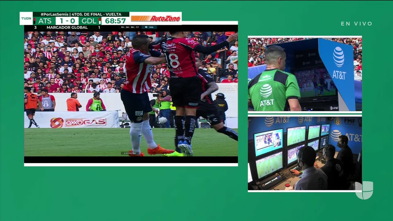 ¡Expulsión! El árbitro saca la roja directa a Jeremy Márquez.