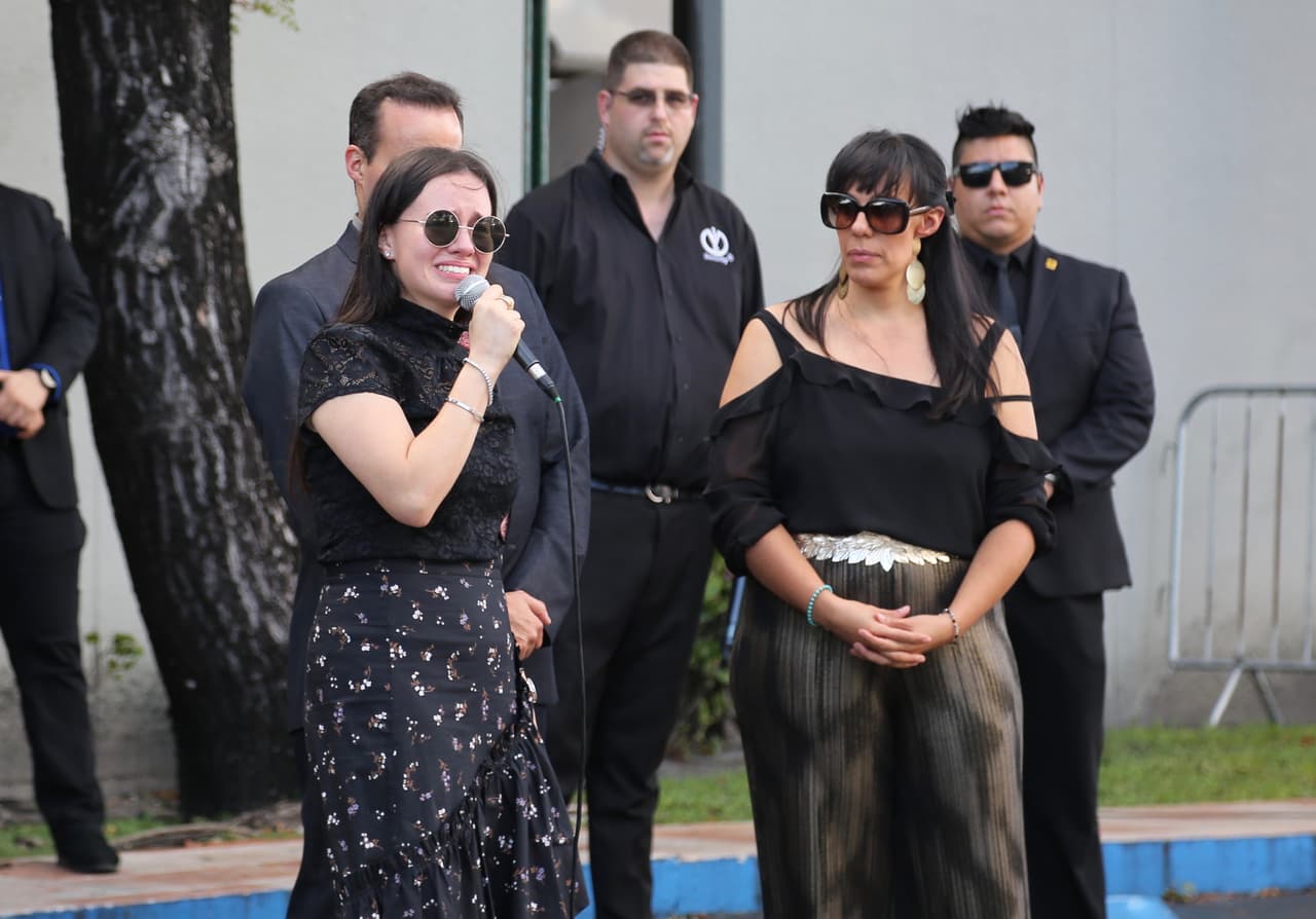 "Lo que hice fue la voluntad de mi papá y la voluntad de mi mamá, yo estoy en paz y estoy bien", agregó con relación al proceso que se llevó a cabo tras la muerte de José José y por el que recibió fuertes críticas.