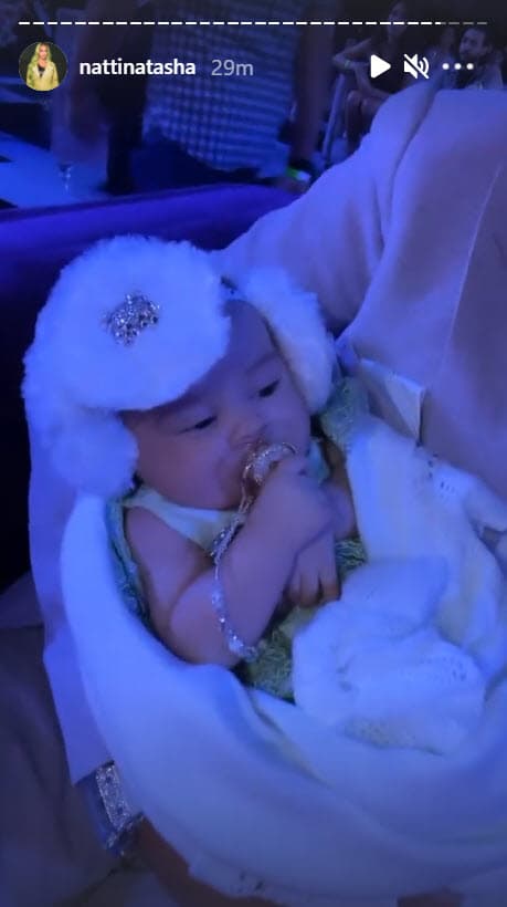 Sin embargo, el destino de la cantante estaba escrito y les dio a ella y a su prometido el regalo de
<b><a href="https://www.univision.com/famosos/natti-natasha-y-raphy-pina-presentan-el-primer-y-tierno-llanto-de-su-bebe-desde-el-cunero-video" target="_blank"> la llegada de Vida Isabelle. </a></b>
<br>