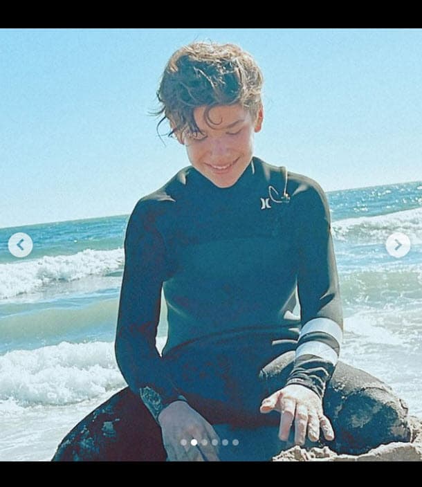 El encargado de enseñarle surf a los hijos del cantante fue Aleks Pevec, un reconocido entrenador en ese deporte y amigo cercano del artista. 
<br>