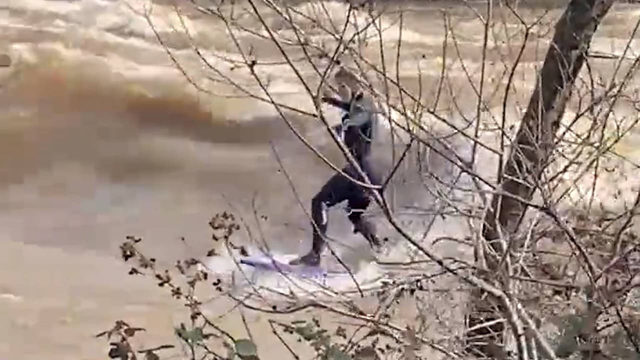 Surfista arriesga su vida y reta las intensas corrientes del río Americano