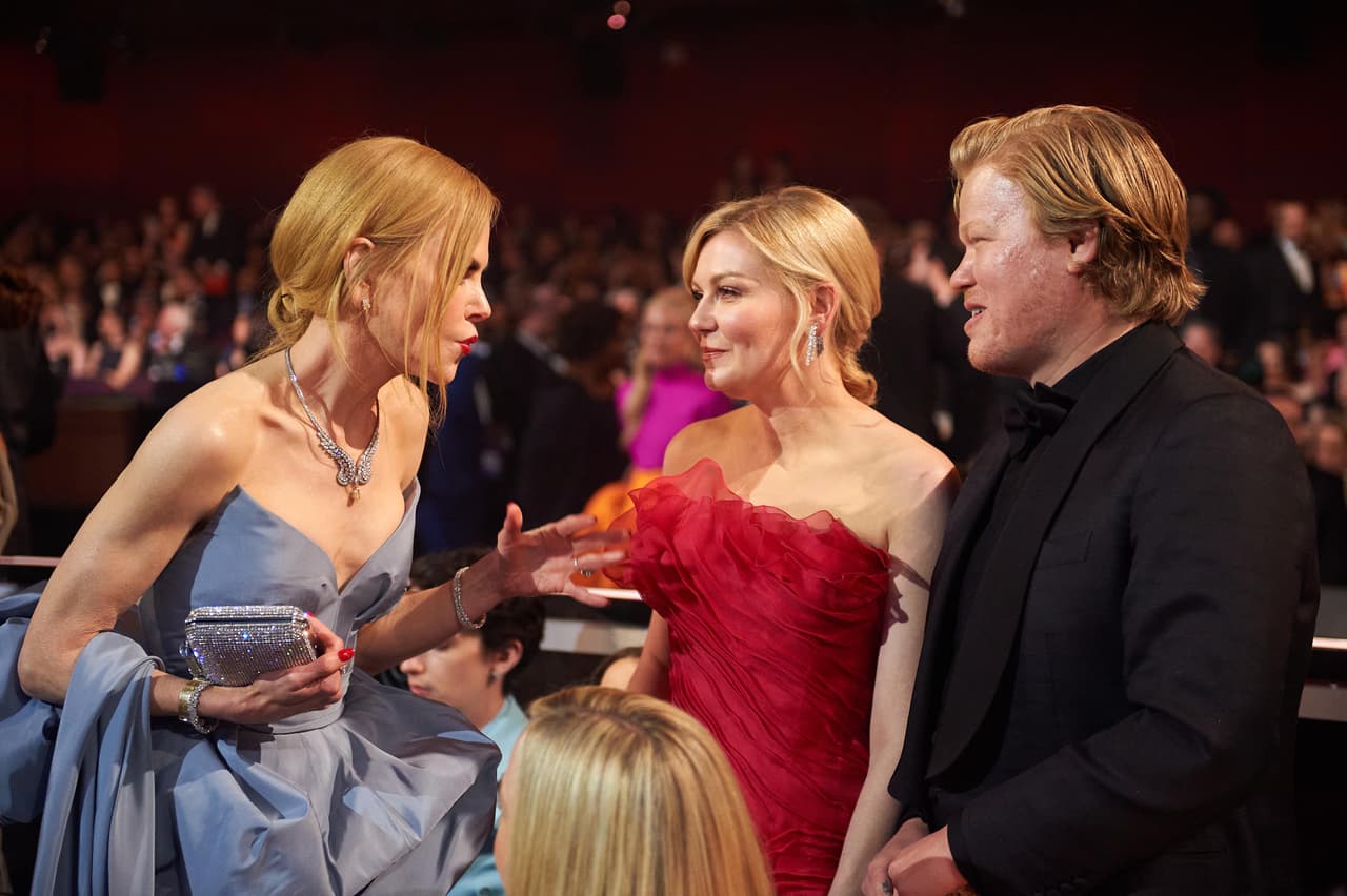 Nicole Kidman no paraba de platicar con Kirsten Dunst y Jesse Plemons durante los comerciales. 
<br>