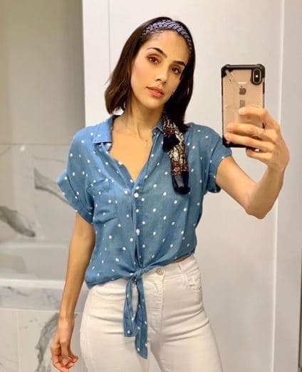 "Paola [...] tiene que ser súper fina, clásica, no es para nada sensual (como en su primera versión), siempre tiene que estar en línea como debe de ser una primera dama, pero en el momento en que ella desaparece y se va con el amante, se suelta el chongo y dice: 'de aquí soy' [...]", indicó la actriz.