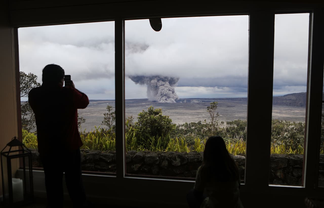 La caldera principal del Kilauea vista desde el parque Nacional de Volcanes de Hawaii. Los geólogos advierten que si la lava en la cumbre del volcán Kilauea cae por debajo de los niveles del agua debajo de la isla, podría provocar explosiones impulsadas por el vapor que arrojarían el magma a grandes distancias.