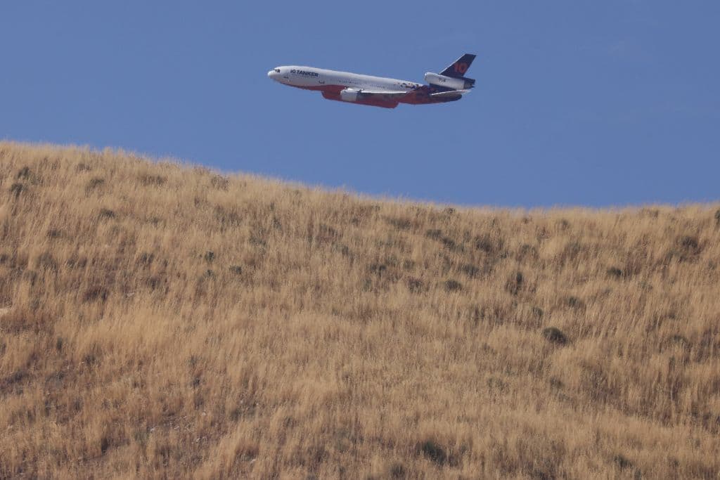 Un avión con tanque cisterna se mantuvo supliendo agua a los helicópteros para garantizar que el trabajo desde el aire fuera óptimo.