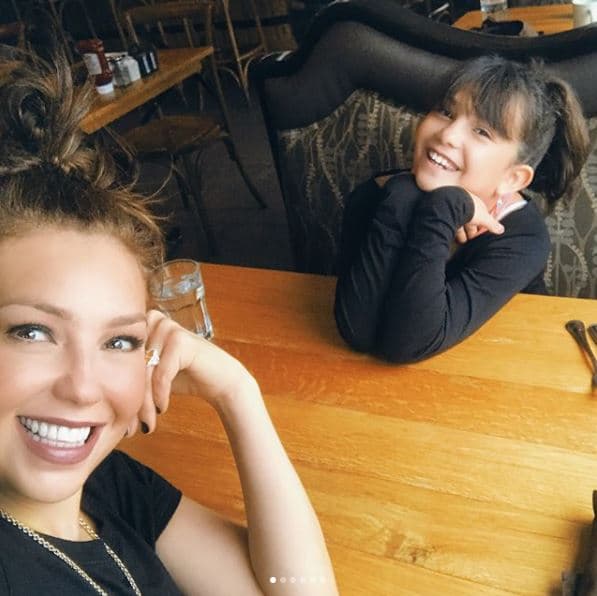 El parecido entre Thalía y su hija Sabrina Sakae, va más allá del físico, pues recientemente la cantante mexicana demostró que su primogénita heredó también las dotes artísticas de su famosa madre.