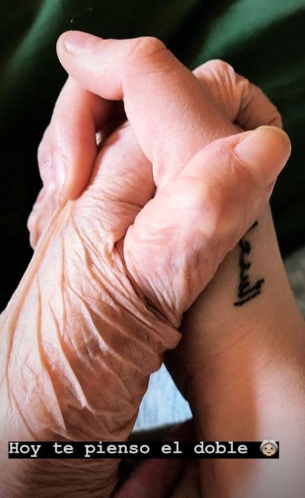 En la víspera de Navidad, la también actriz compartió una foto con su mano entrelazada a la de María Rubio y comentó: "Hoy te pienso el doble".