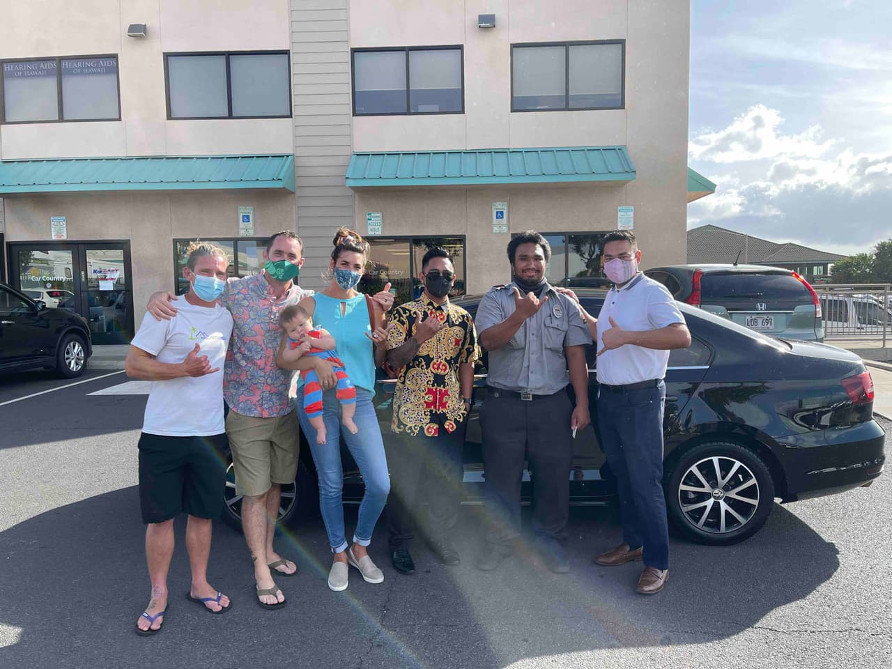 Aina Townsend (centro), Greg Gaudet y Gray y Chloe Marino (izquierda a derecha) y durante la entrega del auto.