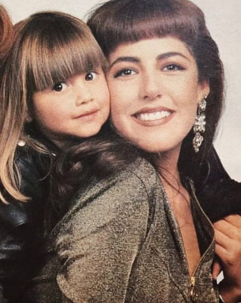 Stephanie Salas, hija de Silvia Banquells Pinal y sobrina de 
<a href="https://www.univision.com/shows/despierta-america/luis-enrique-guzman-estado-de-animo-de-alejandra-guzman-tras-acusacion-frida-sofia-a-enrique-guzman" target="_blank">Alejandra Guzmán</a>, tuvo a Michelle Salas a la edad de 19 años, producto de una relación con Luis Miguel.