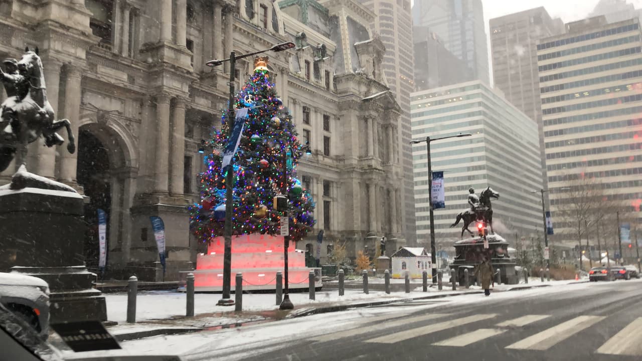 El hermoso árbol de Navidad en el Ayuntamiento también estaba solitario.