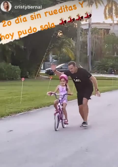 Alan es un padre ejemplar que enseña cosas nuevas a sus cachorros, y Cristy Bernal documenta cada que puede estos momentos únicos para una familia.