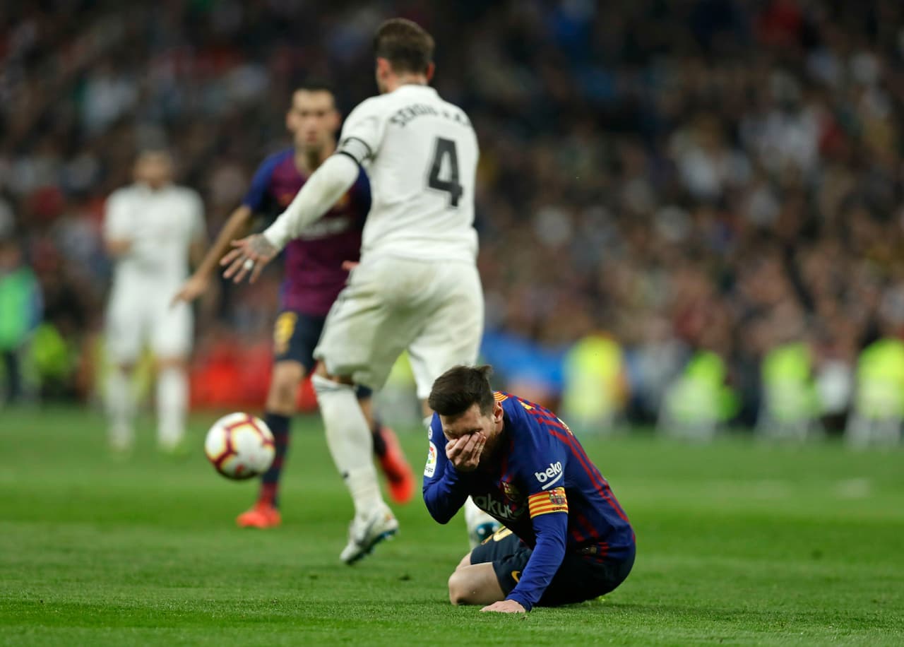 Antes de finalizar la primera parte, Lionel Messi recibió un golpe en el rostro de Sergio Ramos.