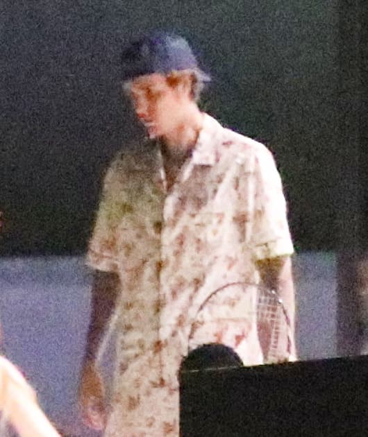 El cantante complementó su outfit con una delgada cadena que presumía un gran dije en forma de cruz, cubierto con diamantes.