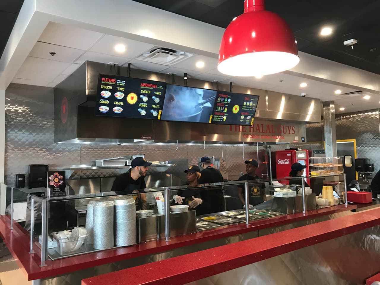 <b>The Halal Guys,</b> el famoso food truck de gyros de Nueva York que ha cobrado gran popularidad en Miami, tiene en sus cinco locales de la ciudad un especial para este evento. Quienes mencionen (por teléfono) el nombre “SUPER HALAL” recibirán 10% de descuento. El restaurante tiene presencia en South Miami, Brickell, Pembroke Pines, Davie y Fort Lauderdale. 
<br>