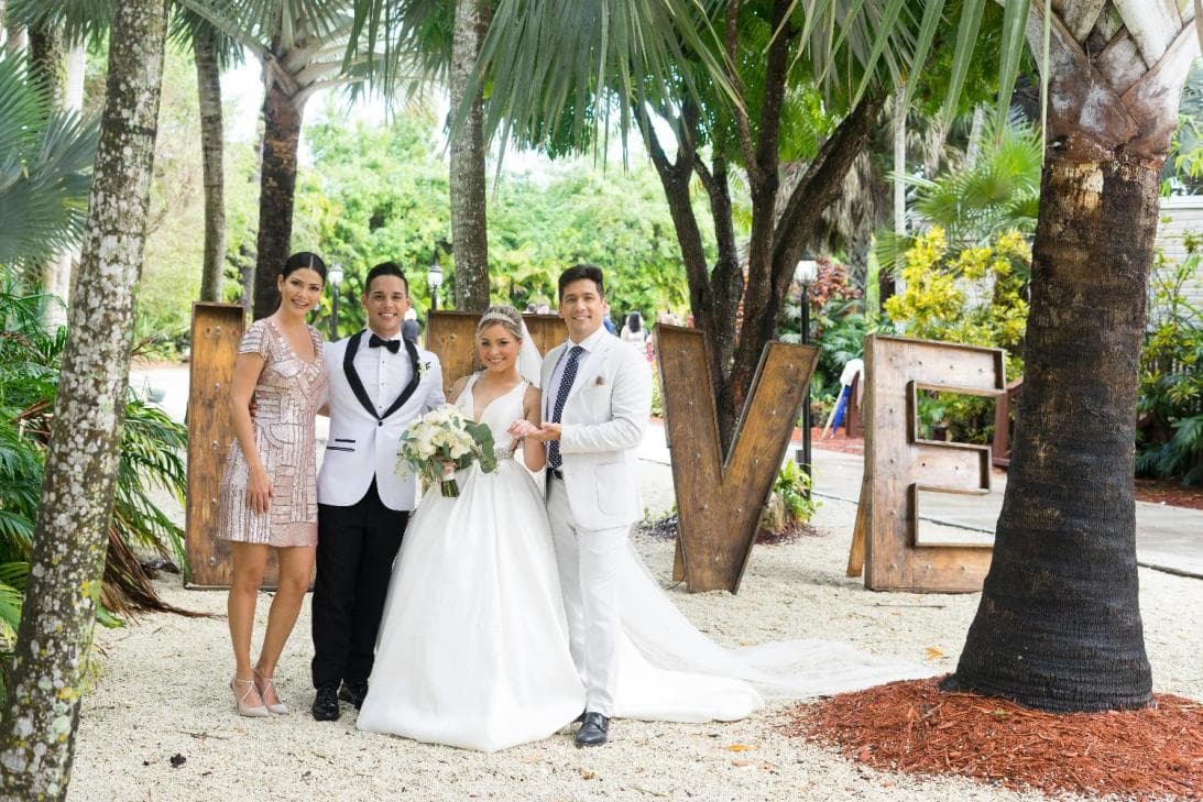 Pudimos ver el romántico enlace con la familia de los novios en un paradisiaco lugar, y Ana Patricia y Rafa fueron los invitados de honor. Roberto y Pietro, nuestro famoso barman, también asistieron a la ceremonia.