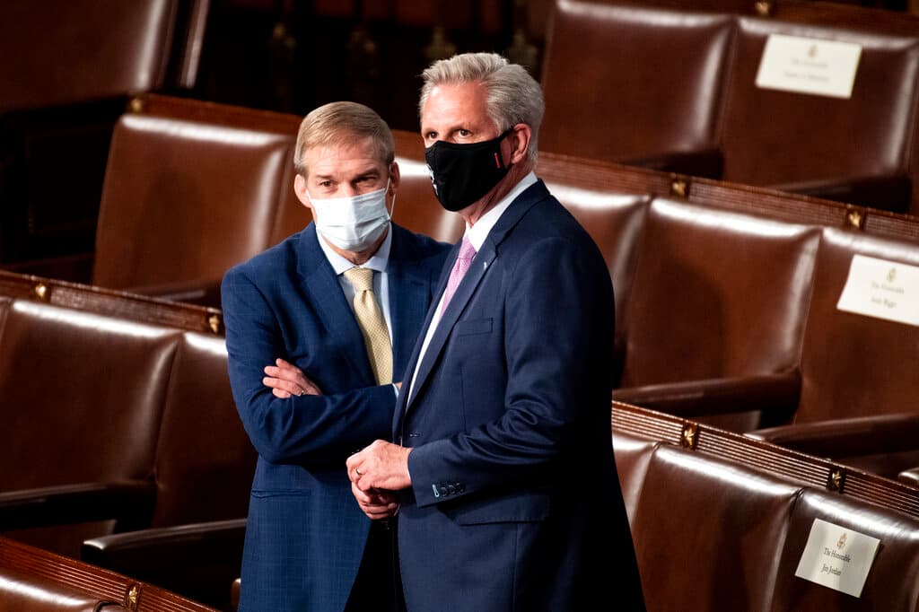 <b>A la expectativa</b>. Los republicanos Jim Jordan, a la izquierda, y Kevin McCarthy, líder de la minoría en la Cámara Baja, conversan antes de que el presidente entre en el hemiciclo para dar su discurso. El senador republicano Tim Scott señaló después del acto que Biden no ha cumplido su promesa de campaña de colaboración bipartidista, citando cómo los demócratas aprobaron el alivio del covid-19 siguiendo líneas partidistas.
<br>"Prometió unir a una nación, bajar la temperatura, gobernar para todos los estadounidenses, sin importar cómo votáramos", dijo Scott.
<br>