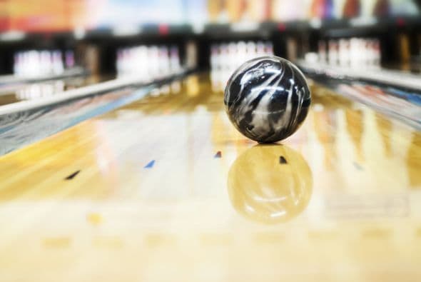 El objetivo es botar la mayor cantidad de pinos posible. Si los derrumbas todos de una vez, ¡es un ‘strike’!