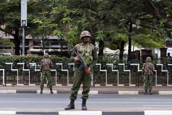Oficiales de la Unidad de Servicios Generales hacen guardia por la avenida Kenyatta en Nairobi.