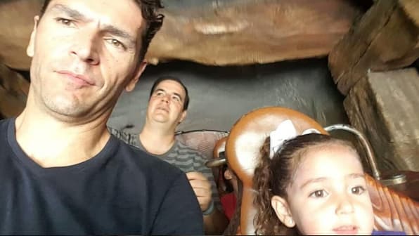 Juntos eran el trío dinamita. Martín aprovechó para compartir su pasión por la adrenalina con sus hijas, pues no es secreto que le apasiona el automovilismo y la velocidad.