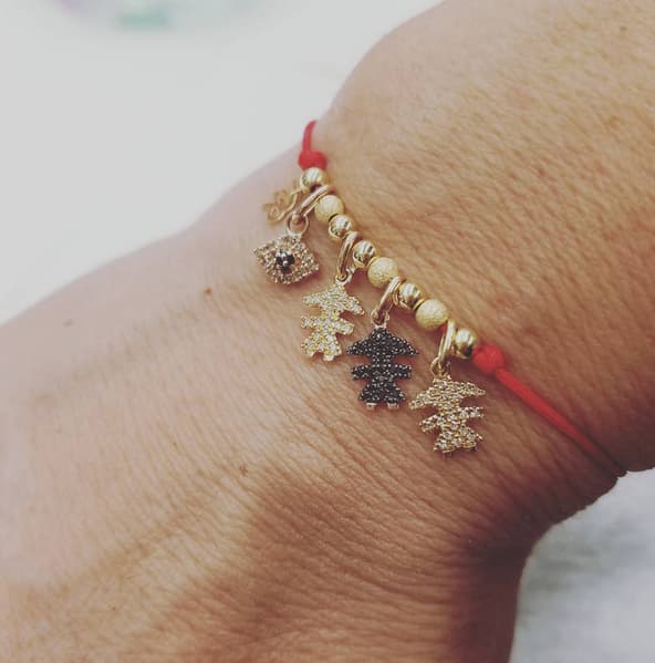 Jacky usa una pulsera con tres dijes que representan a sus tres princesas.