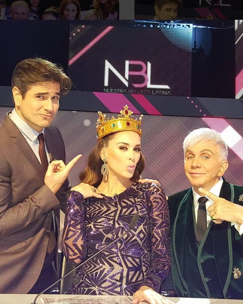 “Estoy feliz, orgullosa y encantada con mi princesita que me ha acompañado a todos lados, la he explotado un poco porque he trabajado más. Yo nunca pensé que iba a superar los embarazos de Jacky y Carolina, pero sí, lo logré superar y Renata ha trabajado más que ninguna” comentó en entrevista a Televisa Espectáculos.