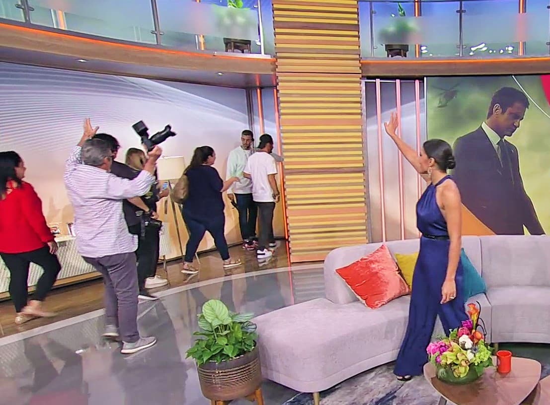 Cuando Gerard salió del set, alrededor de una decena de fanáticos y fotógrafos, corrieron tras de él.