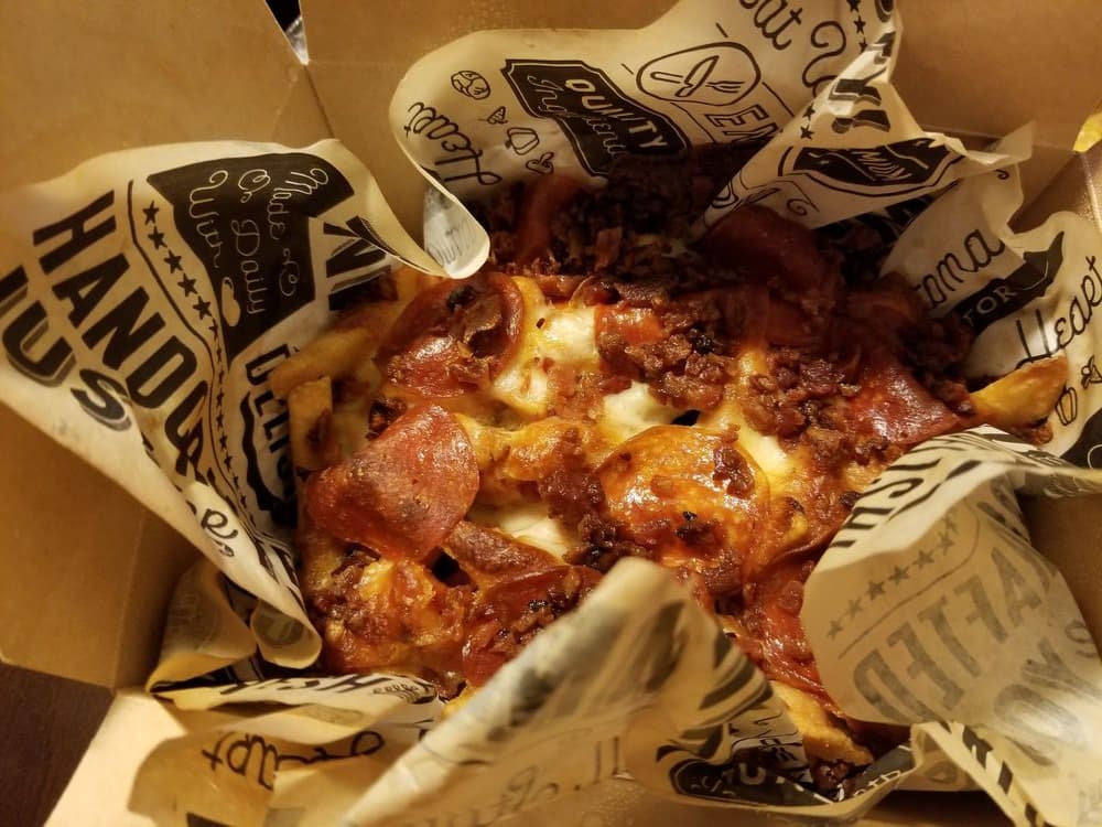 <b>The Crazy Potato</b>
<br>
<b>Dirección</b>: 3310 Raeford Rd Fayetteville, NC 28303
<br>
<b>Teléfono</b>: (910) 689-7053
<br>
<b>Sitio web</b>:
<a href="https://www.facebook.com/thecrazypotatova/">https://www.facebook.com/thecrazypotatova/</a>
<br>
<b><a href="https://www.yelp.com/map/the-crazy-potato-fayetteville">Cómo llegar</a></b>
<br>
<br>Este negocio sirve tazones llenos de papa y otros ingredientes como carnes.