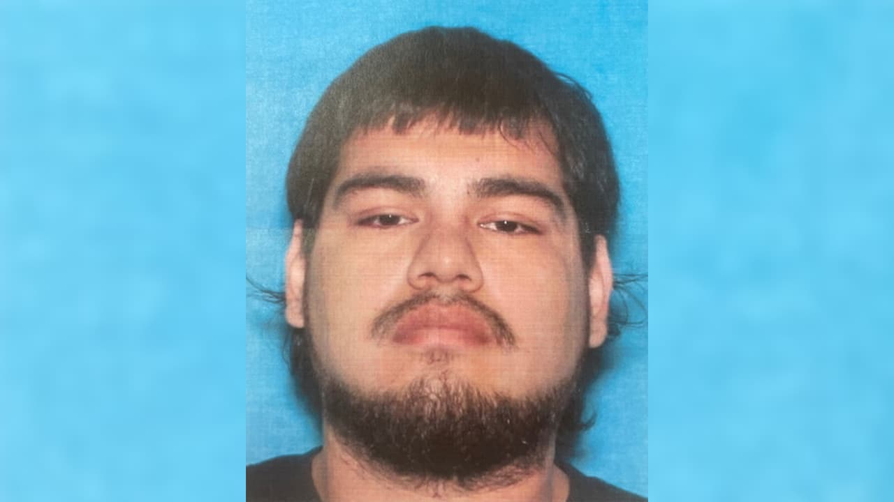 Corona es un presunto miembro de la pandilla Latin Kings, donde sería conocido como "Bless".