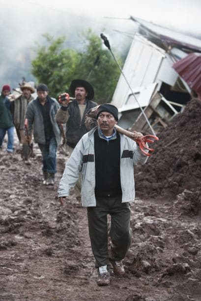 Grupos de socorristas y vecinos trabajaban en la remoción de los escombros en el poblado indígena de Santa María Tlahuitoltepec, en una aislada región montañosa del estado de Oaxaca (sureste), afectadas por semanas de lluvias tras el paso del huracán Karl y de la tormenta Matthew.