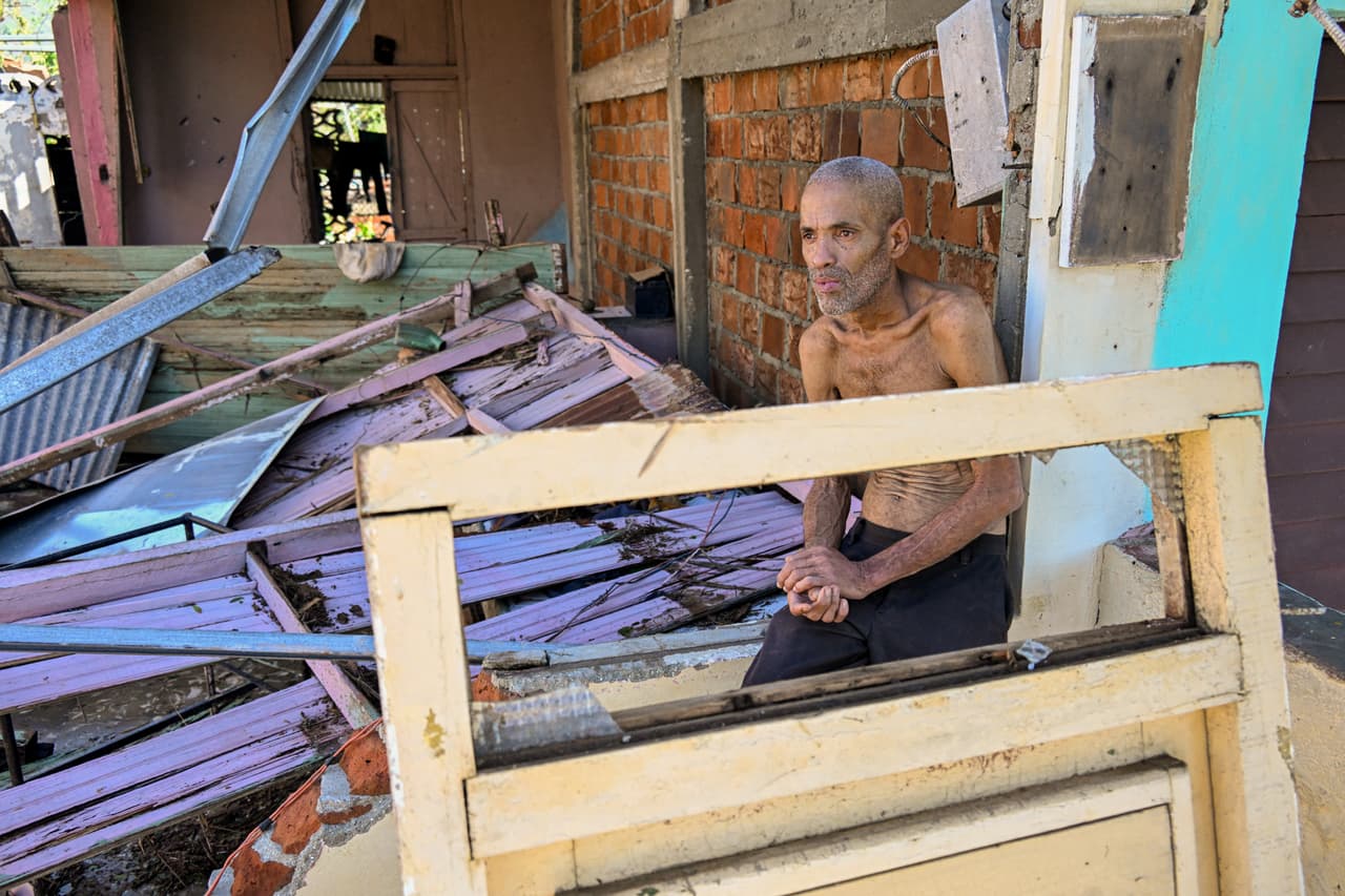 <b>Cuba</b>
<br>Un hombre permanece entre los escombros de su casa tras el paso del huracán Melissa en El Cobre, provincia de Santiago de Cuba, Cuba, el 30 de octubre de 2025. El huracán Melissa se dirigía hacia Bermudas el jueves tras arrasar el Caribe, dejando al menos 20 muertos en Haití y partes de Jamaica y Cuba en ruinas.