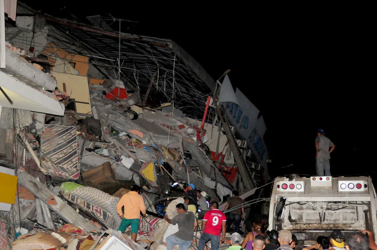 Edificios en Manta colapsaron con el movimiento que sacudió la costa cerca de las 8:00 pm de este sábado. Foto de Paul Ochoa/Reuters.