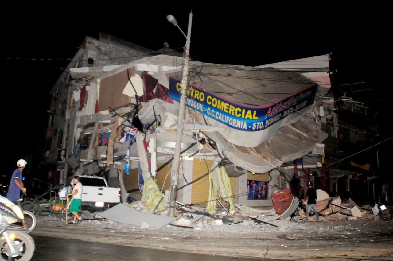 Una casa en ruinas tras la sacudida del terremoto. Foto de Paul Ochoa/Reuters.