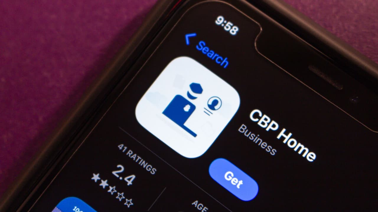 <h3 class="cms-H3-H3">Servicio para hoy: si piensas usar CBP Home </h3>
<br>
<b>Busca orientación legal </b>antes de enviar la “intención de salir”.
<br>
<b>Revisa tu pasaporte y documentos</b>, si falta algo, acude a tu consulado.
<br>Si sales por tierra, recuerda:
<b>la confirmación debe hacerse fuera de Estados Unidos</b> (a más de 3 millas), con foto y ubicación en la app.
<br>
<b>Conserva pruebas de tu salida</b>: confirmación en la app, boarding pass y sello migratorio.