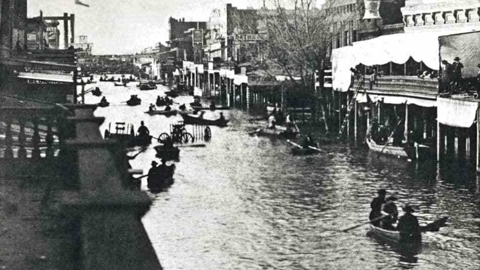 Esta fotografía de 1862 muestra la intersección de las calles "K" y "4th", en el centro de Sacramento, durante la Gran Inundación de California en 1862.