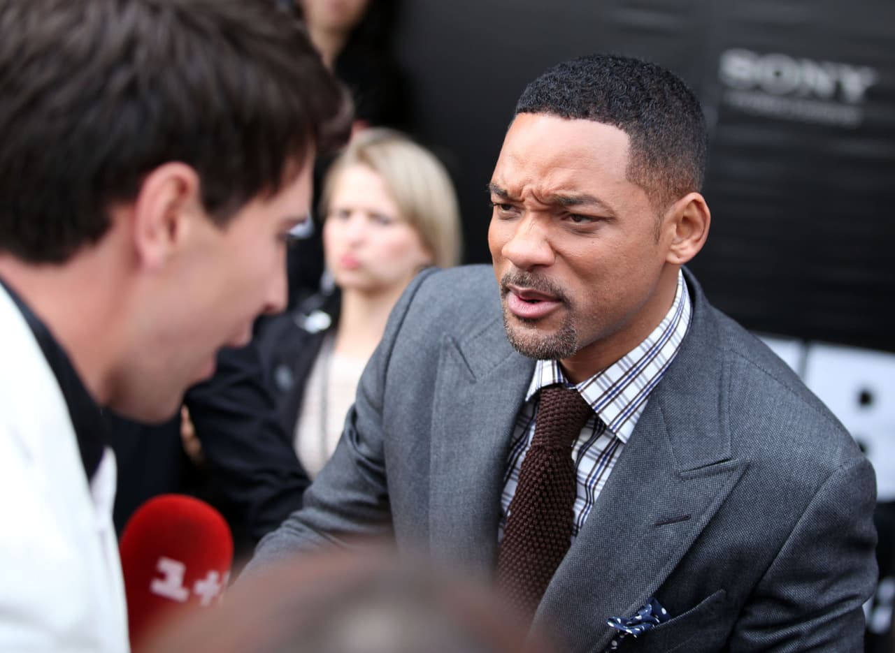 Muy molesto, ¡le soltó una bofetada! Tras reclamarle, siguió su camino en la alfombra roja.