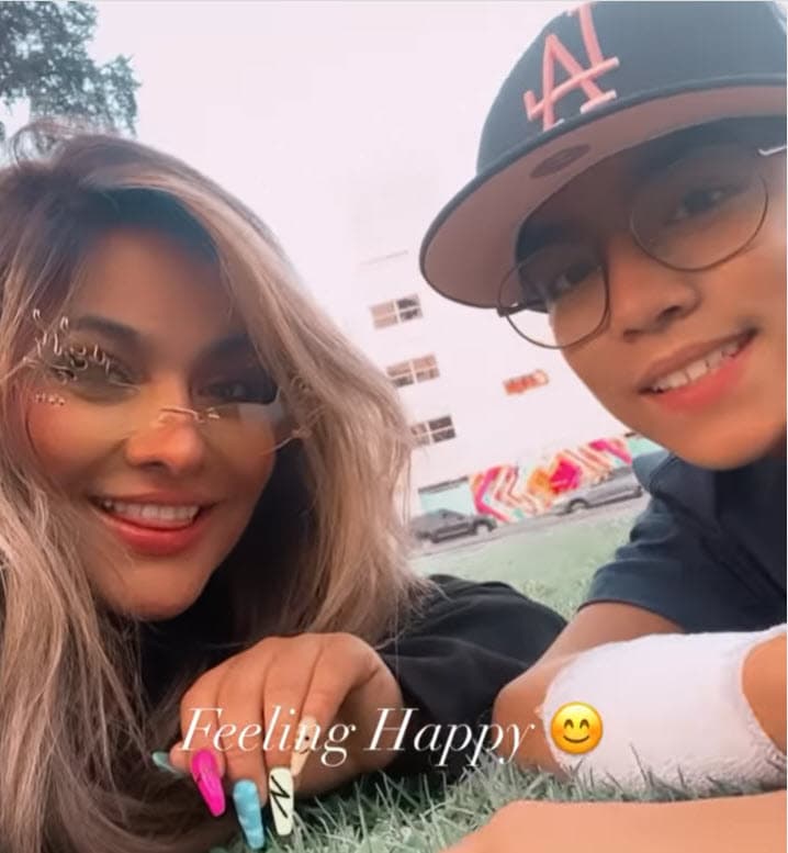 Según él, los hijos que tuvo con ella, 
<b><a href="https://www.univision.com/entretenimiento/grafico-el-arbol-genealogico-de-la-familia-rivera" target="_blank">Lupita de 17 años, y LRey, de 13</a></b>, estuvieron presentes cuando un hombre se bajó los pantalones enfrente de ellos y otras personas. 
<br>