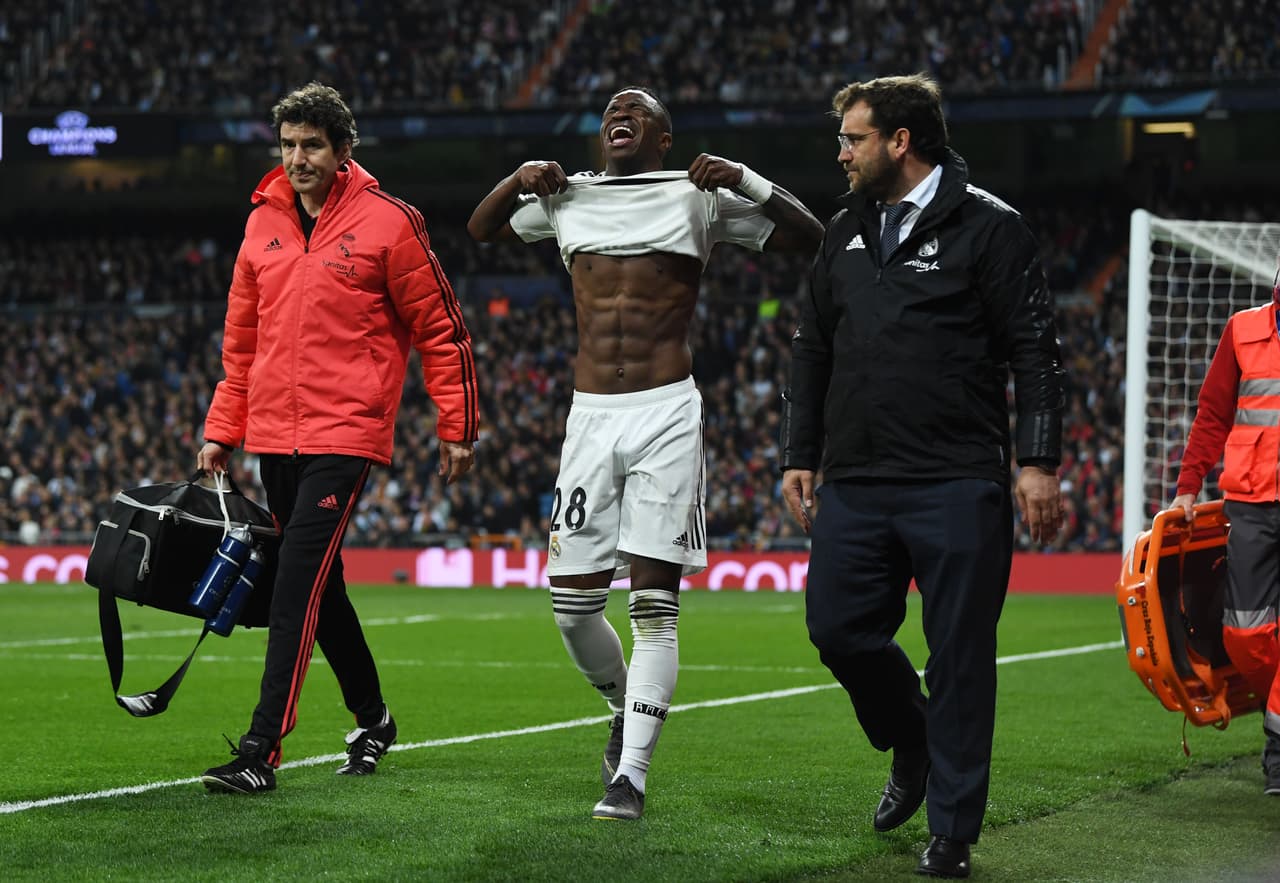 El brasileño hizo más evidente su tristeza y frustración por la salida lesionado, sin éxito y con su equipo abajo en el marcador contra Ajax en los Octavos de Final en la Champions League.