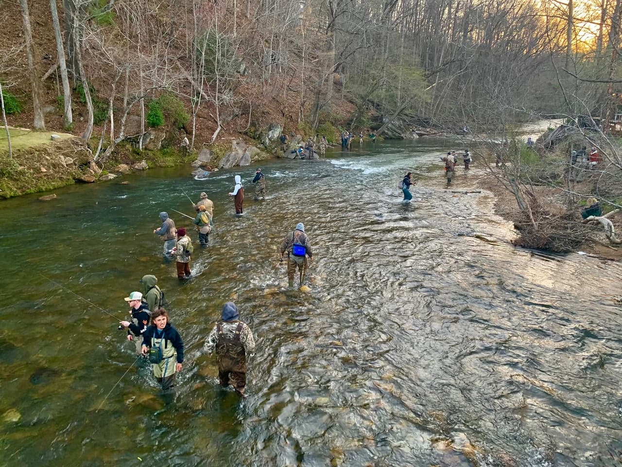 <b>Nottely River</b>. Comenzando en el Bosque Nacional Chattahoochee, Nottely fluye a través de las colinas preparadas del condado de Union, y en ocasiones se pueden ver restos de oro parpadeando en el agua. Tiendas, restaurantes y ambientes acogedores se pueden encontrar cerca, en Blairsville. Nottely es otro sitio de fácil acceso donde nadan una variedad de truchas.
<br>
<br>
<b><a href="https://goo.gl/maps/wQfDoXdVA2No6Xtx6">Cómo llegar</a></b>